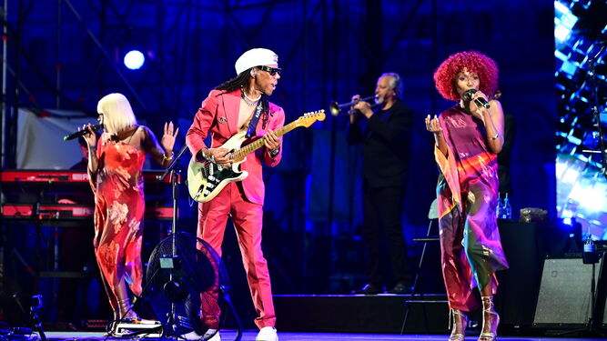 Nile Rodgers entre Kimberly Davis y Audrey Martells