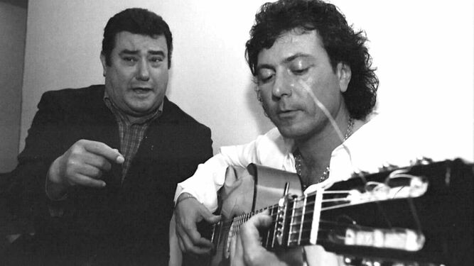 José Menese y Antonio Carrión, a la guitarra, en 1999.