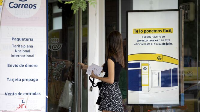Una ciudadana acude a votar de forma postal a una oficina de Correos de Logroño.