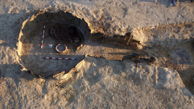 La tumba de la Señora del Marfil, excavada en 2008 y en la que se puede ver el esqueleto de la difunta.