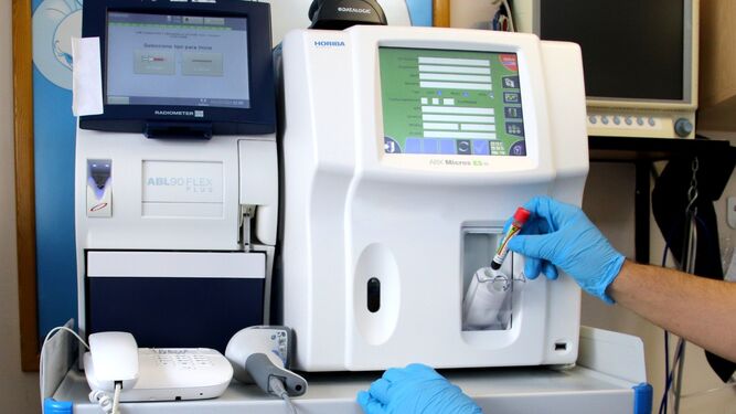 Dispositivo que permite analizar las muestras de orina y sangre en escasos minutos.