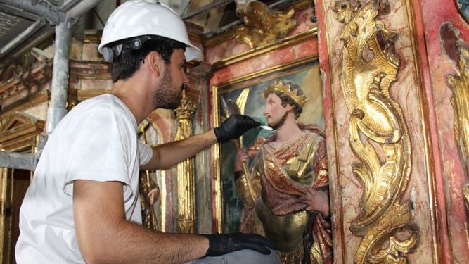 Uno de los estudiantes que participa en la restauración del retablo mayor de la iglesia de Santiago.
