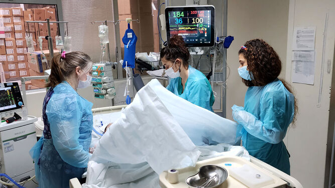 El equipo de sanitarios durante su misión en uno de los hospitales de Chile donde han desplegado la misión.
