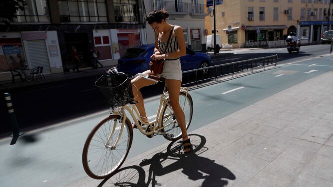 Una usuaria del carril bici de Sevilla por la Ronda Histórica.