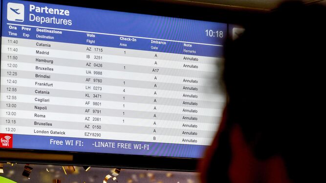 Las pantallas del aeropuerto anuncian la cancelación de decenas de vuelos.