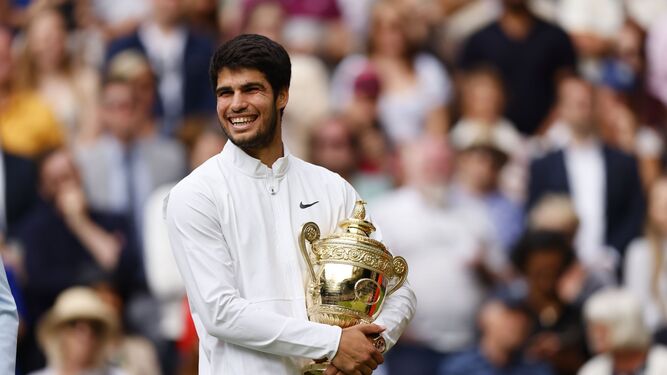 Carlos Alcaraz, sonriente, abraza con mimo el trofeo conquistado en Wimbledon.