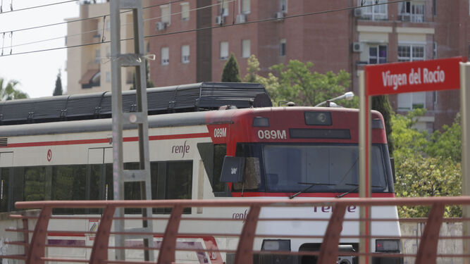 Un tren de Cercanías de la línea C1 en la parada del Hospital Virgen del Rocío