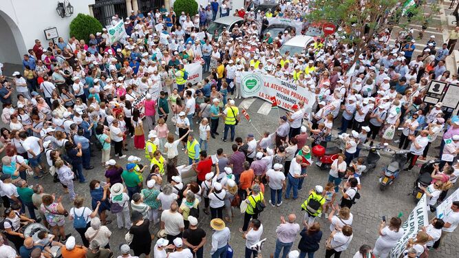 Reciente protesta por la falta de médicos en la plaza del Ayuntamiento de Estepa.