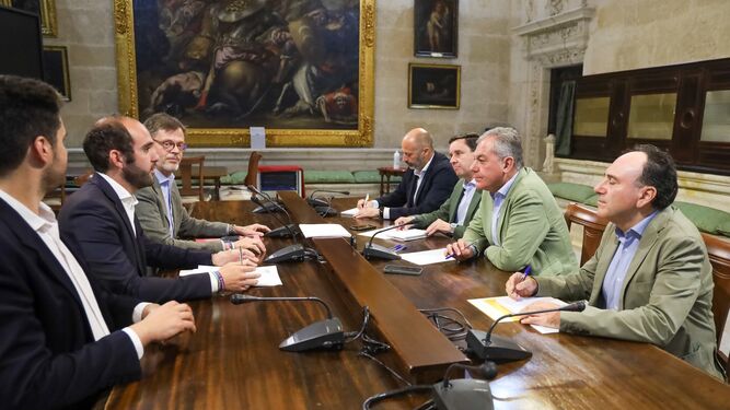 Reunión de representantes del gobierno local, con José Luis Sanz a la cabeza, con Sevilla Quiere Metro.