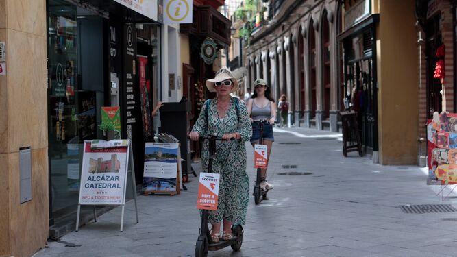 Turistas pasean por la calle Francos.