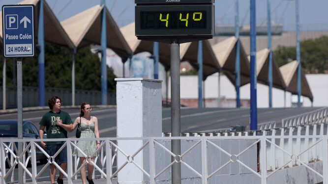 Un termómetro urbano marca 44 grados en Sevilla.