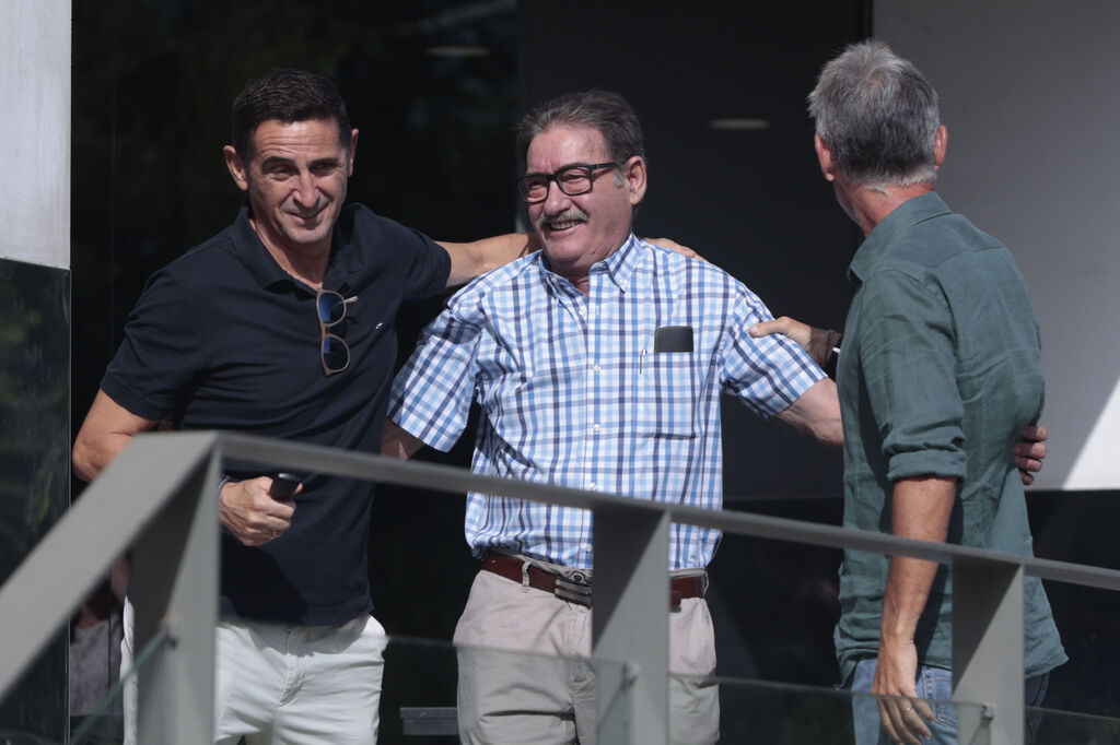 Manolo Jim&eacute;nez y Nacho Oria, con Diego, ex trabajador de mantenimiento del Sevilla.