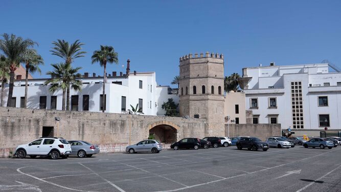 Coches aparcados en este aparcamiento situado junto a la Torre de la Plata y la muralla islámica de Sevilla.