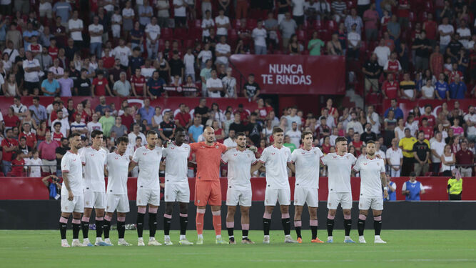 La formación inicial del Sevilla, durante el minuto de silencio previo.