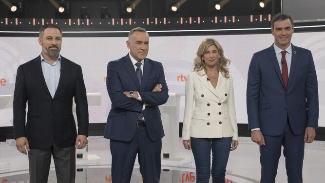 Santiago Abascal, Yolanda Díaz y Pedro Sánchez con Xabier Fortes, conductor del debate a tres de este miércoles en TVE. Foto: RTVE