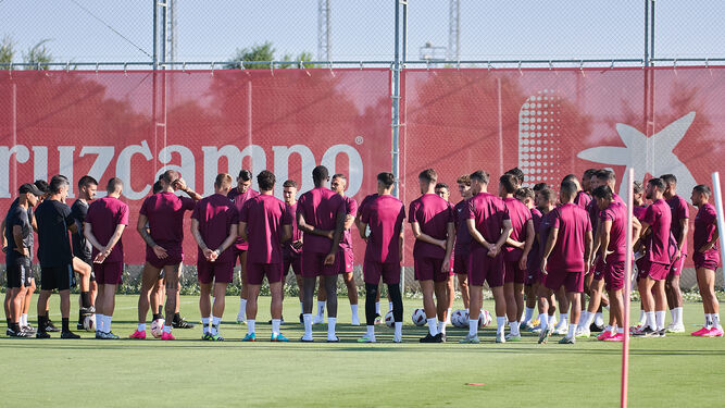 José Luis Mendilibar se dirige ayer a un extensísimo grupo de jugadores en la charla inicial del entrenamiento en Sevilla.