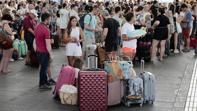 Un gran número de personas aguarda al restablecimiento del tráfico ferroviario en la estación Joaquín Sorolla de Valencia.