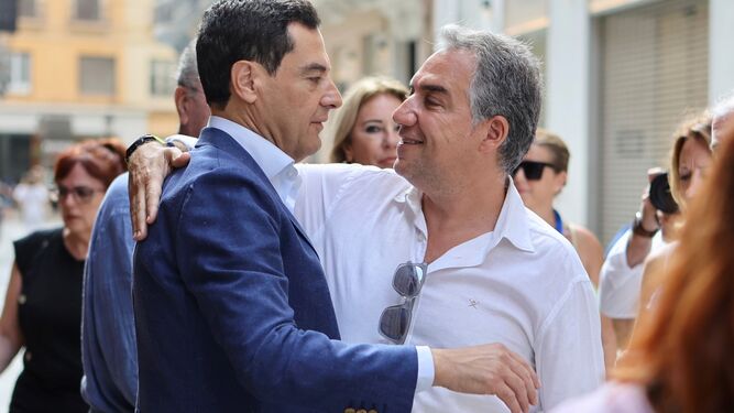 Elías Bendodo abraza a Juanma Moreno, en Málaga.