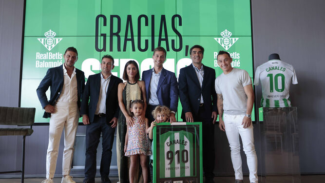 Canales posa con su familia, Joaquí, Guardado, Catalán y Haro.
