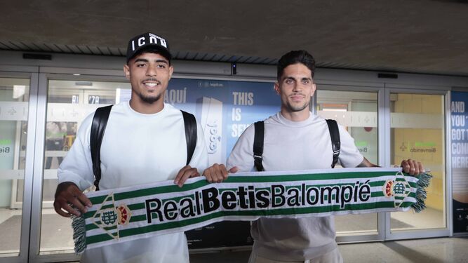 Chady Riad y Marc Bartra a su llegada este pasdo domingo al aeropuerto de Sevilla.