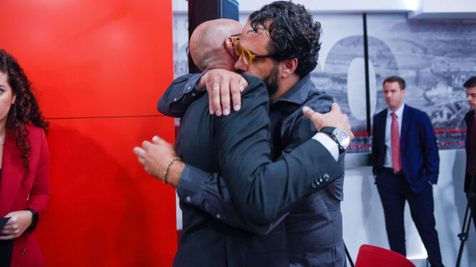 Víctor Orta se abraza a Monchi durante la despedida de éste.
