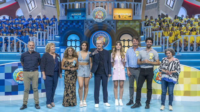 Foto de familia del primer programa de ‘ElGrand Prix del Verano’ con Miguel Ángel Muñoz y Lolita como padrinos.