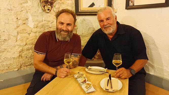 Javier Fernández y Domingo Pérez, ante unas ostras y una fresca manzanilla en Barlovento.