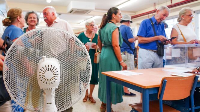 Un ventilador en un colegio electoral de Sevilla durante el pasado 23-J.
