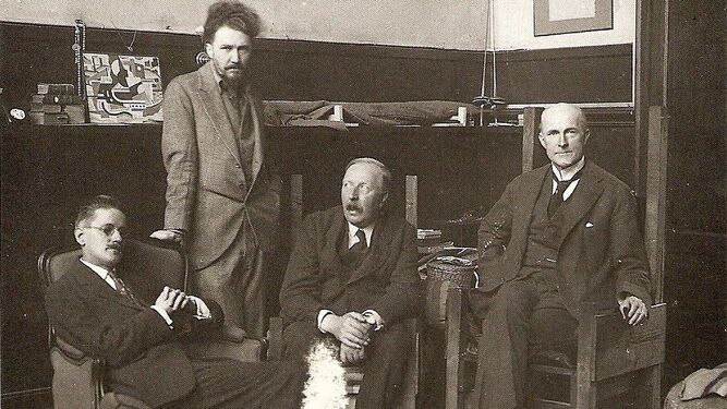 James Joyce, Ezra Pound, Ford Maddox Ford y John Quinn en el estudio de Pound en París, en 1924.