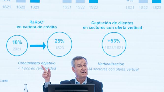 El consejero delegado de Banco Sabadell, César González-Bueno, interviene durante una rueda de prensa de presentación de los resultados.