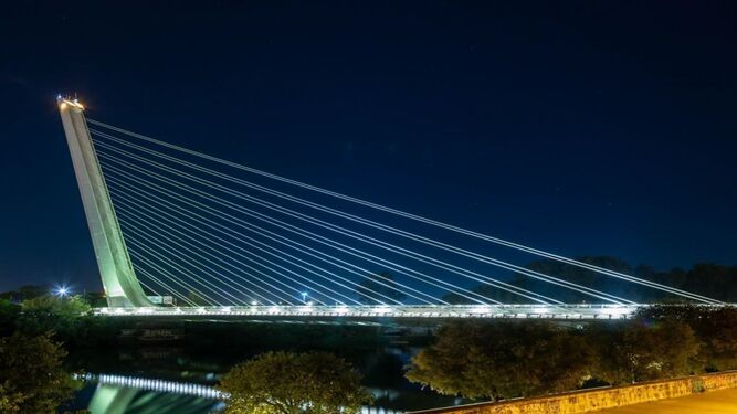 Un millón de euros costará cambiar las 800 luminarias del puente del Alamillo por otras tipo LED