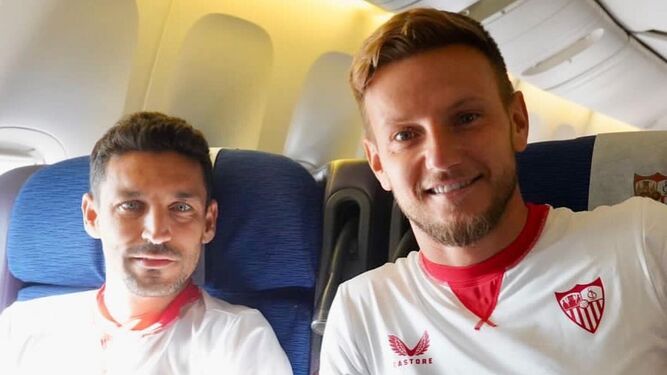 Jesús Navas y Rakitic, los capitanes del Sevilla en el avión que los trasladó a Detroit.