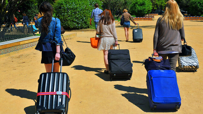 Turistas con maletas por los Jardines de Murillo.