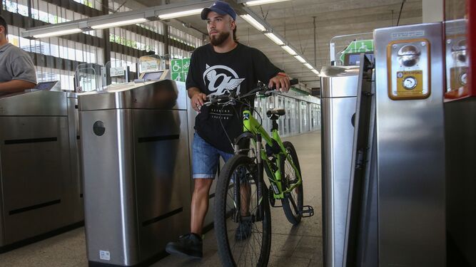 Un joven con bicicleta en una estacion de Metro.