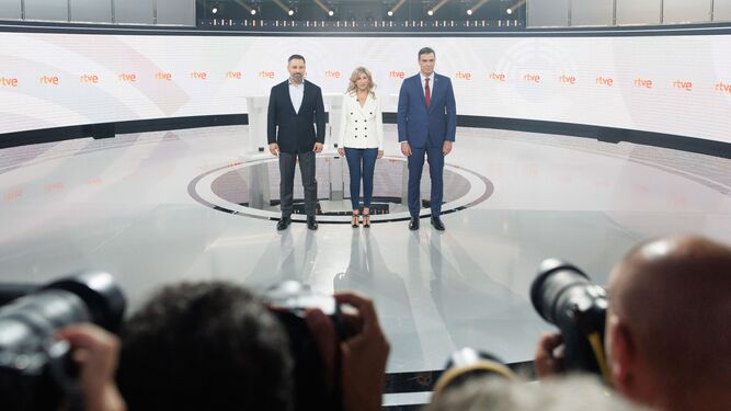 Los candidatos en el debate a tres en TVE: Santiago Abascal, Yolanda Díaz y Pedro Sánchez