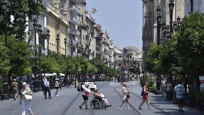 La poco sombreada Avenida de la Constitución de Sevilla.