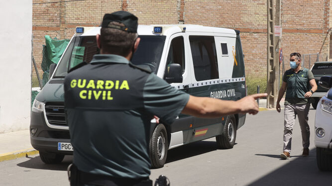 Dos agentes y un furgón de la Guardia Civil, durante el periodo de vigencia de las medidas contra el coronavirus.