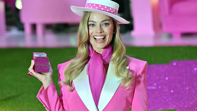 De Margot Robbie a la Reina Letizia, todas las famosas que se han entregado al estilo Barbiecore.