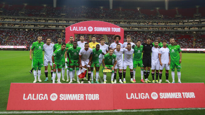 Los dos equipos posan juntos antes de comenzar el encuentro en Guadalajara.