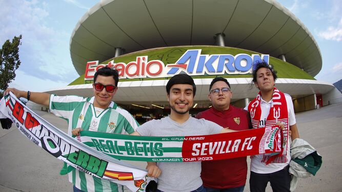 Aficionados mexicanos lucen los colores del Betis y el Sevilla ante el estadio Akron de Guadalajara.