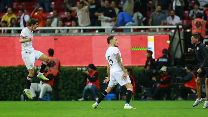 Juanlu celebra alborozado el gol de En-Nesyri en el derbi con Ocampos.