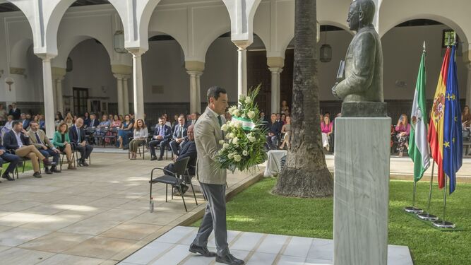El presidente de la Junta , Juanma Moreno, durante la ofrenda floral en la estatua de Blas  Infante