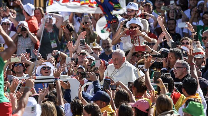 El papa Francisco saluda a los miles de fieles que se han trasladado a Lisboa para asistir a la JMJ.