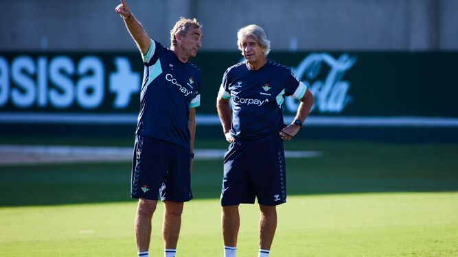 Manuel Pellegrini y su ayudante Rubén Cousillas, en un entrenamiento.