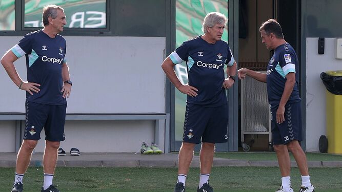 Manuel Pellegrini conversa con Alexis durante el entrenamiento del martes.
