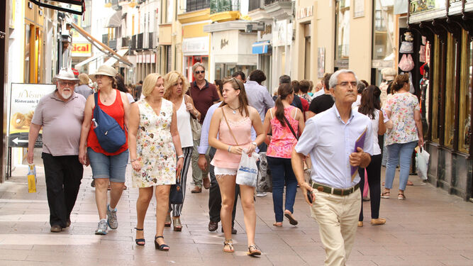 Varias personas caminan por una céntrica calle comercial de la ciudad.