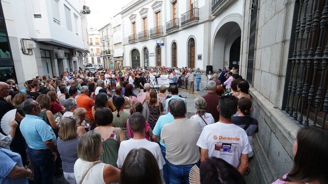 Concentración frente al Ayuntamiento de Pozoblanco por la última víctima mortal de la violencia machista.