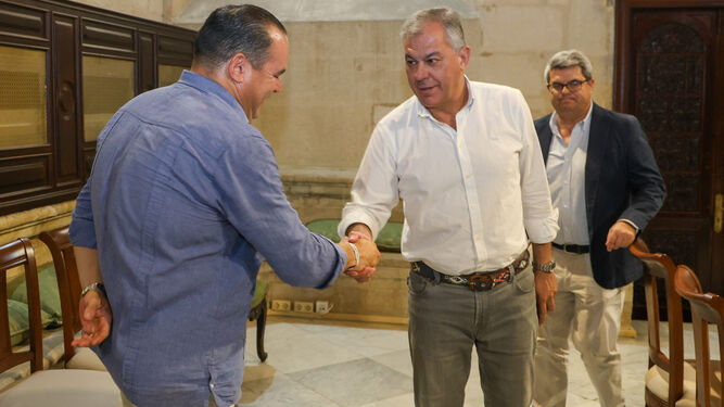 El alcalde José Luis Sanz da la mano a Rafael Rodríguez, de la Asociación Feria del Libro de Sevilla.