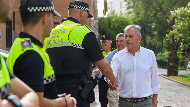 José Luis Sanz, con la Policía Local de Sevilla.