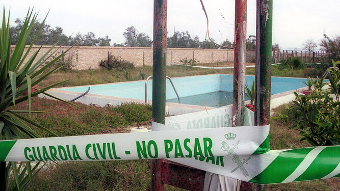 Cordón de la Guardia Civil en la piscina de una vivienda unifamiliar en una imagen de archivo.
